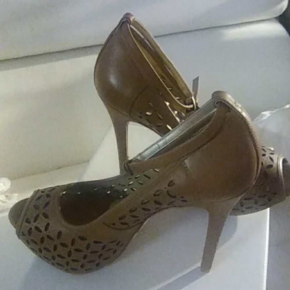 Shoes - Picture 2 of 4